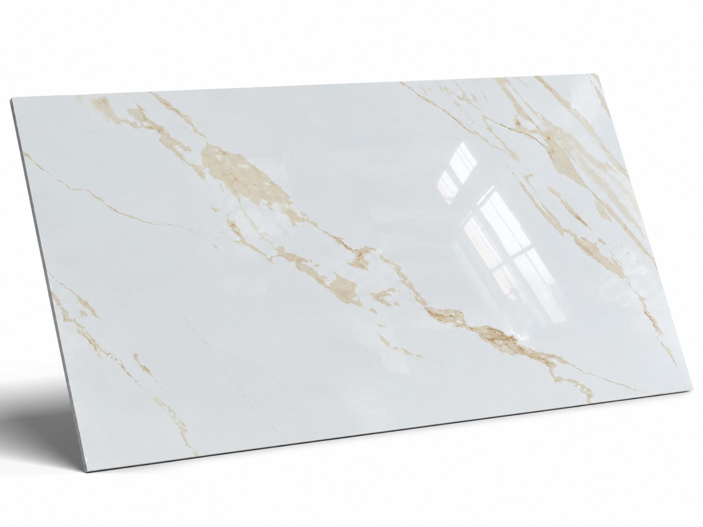 6391032a-c63c-41f0-9776-34f523106e0c Carrara Gold Poler x1615 60×120 cm, biała płytka ze złocistymi żyłami – poziomy widok płytki z odbiciem okna