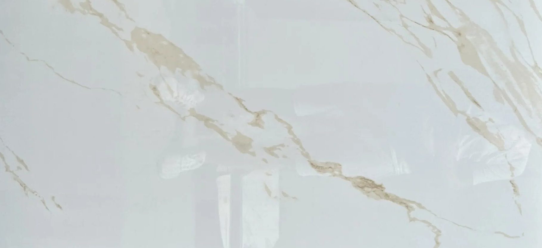 Carrara-Gold-Poler-60x120-1 Carrara Gold Poler x1615 60×120 cm, biała płytka ze złocistymi żyłami – zbliżenie złocistego żyłkowania
