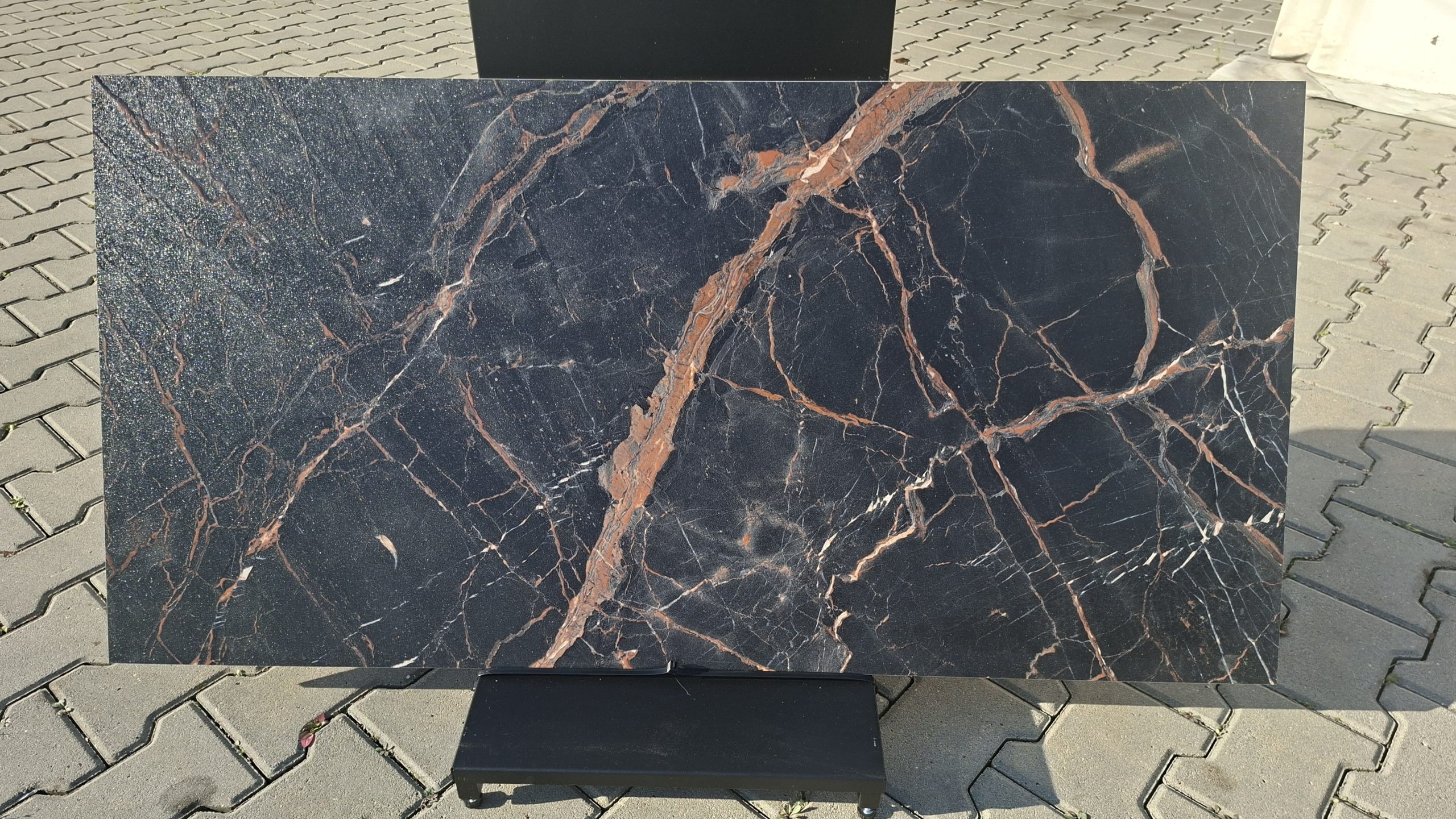 Tarnar-Black-Sugar-Granula-60x120-Gat-2 (1) Tarnar Black – rozgałęzione miedziane użylenie na ciemnym tle