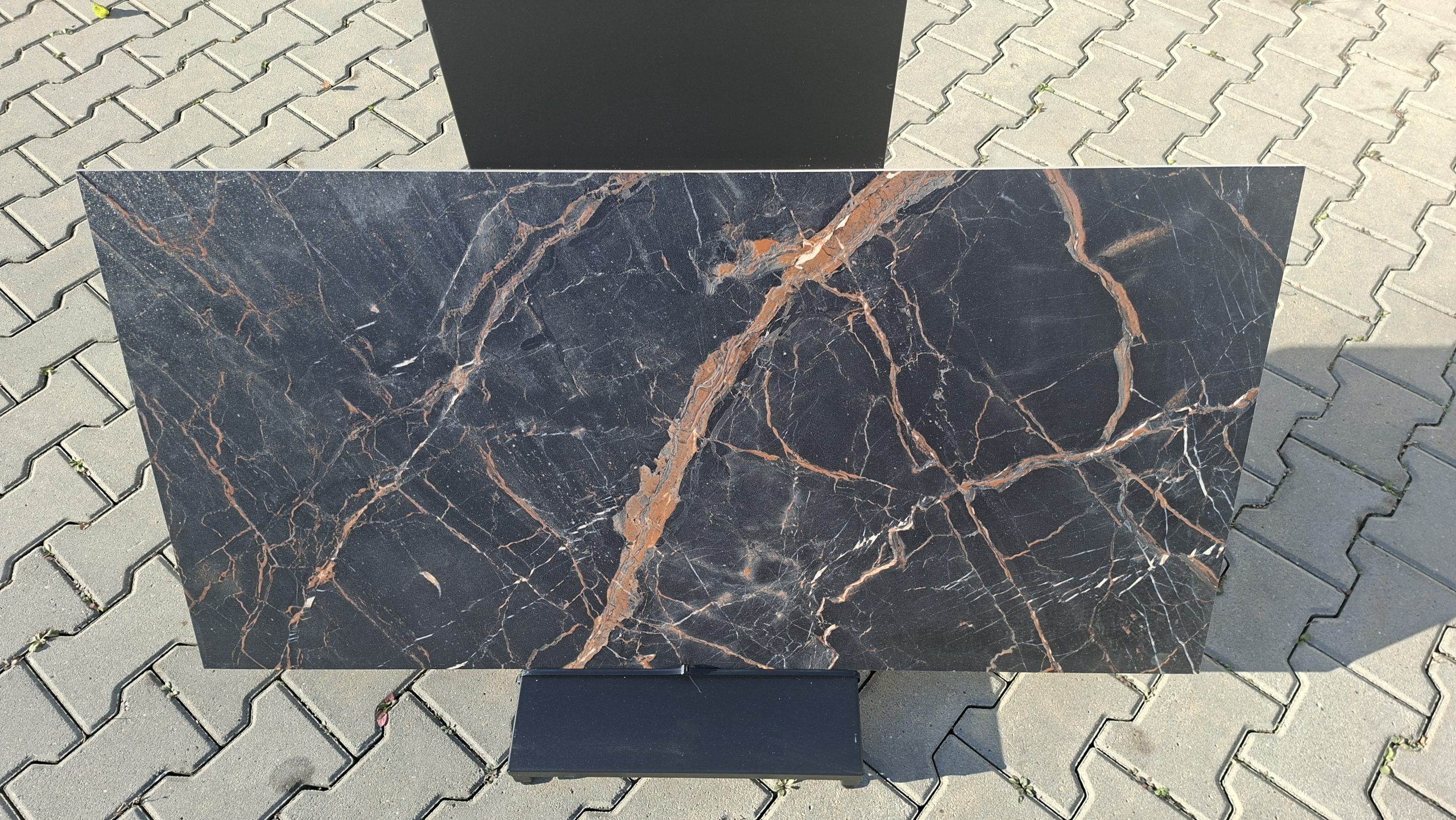 Tarnar-Black-Sugar-Granula-60x120-Gat-3 Tarnar Black – widok całej prostokątnej płytki z przodu