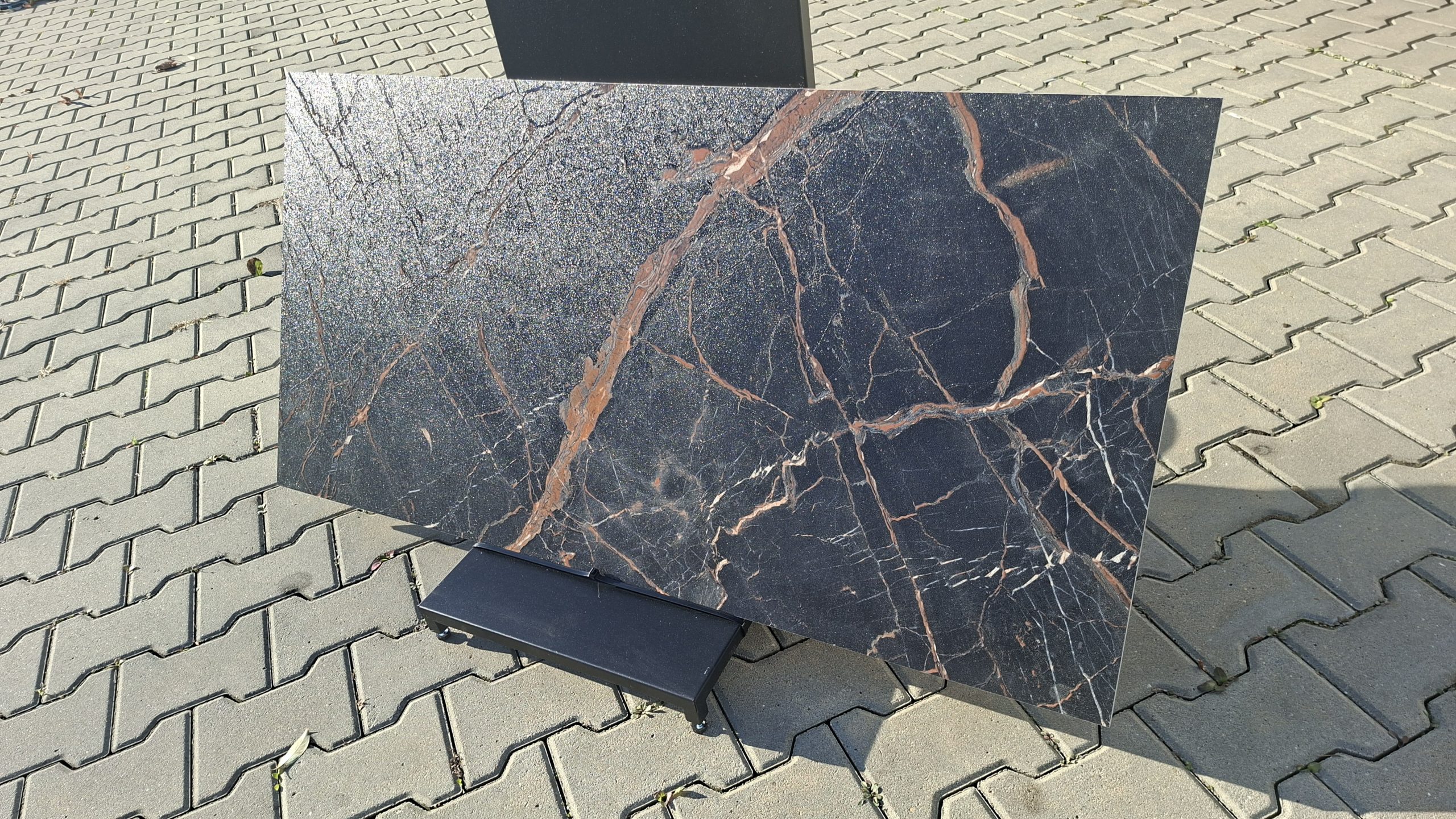 Tarnar-Black-Sugar-Granula-60x120-Gat-4 Tarnar Black – odbicie światła na wykończeniu sugar lappato