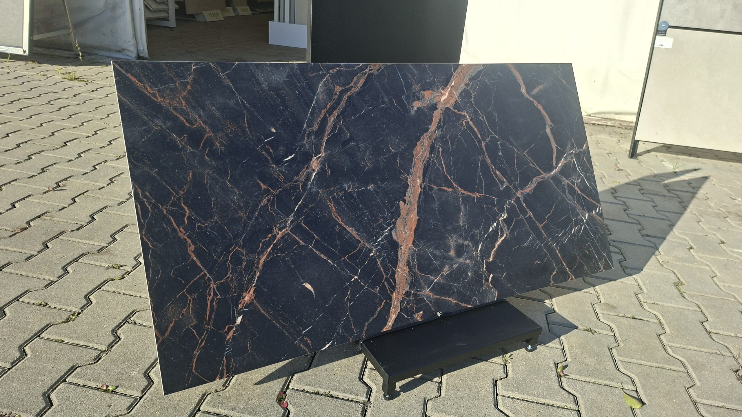 Tarnar-Black-Sugar-Granula-60x120-Gat-5 Tarnar Black – czarna płytka z miedzianymi żyłami pod kątem