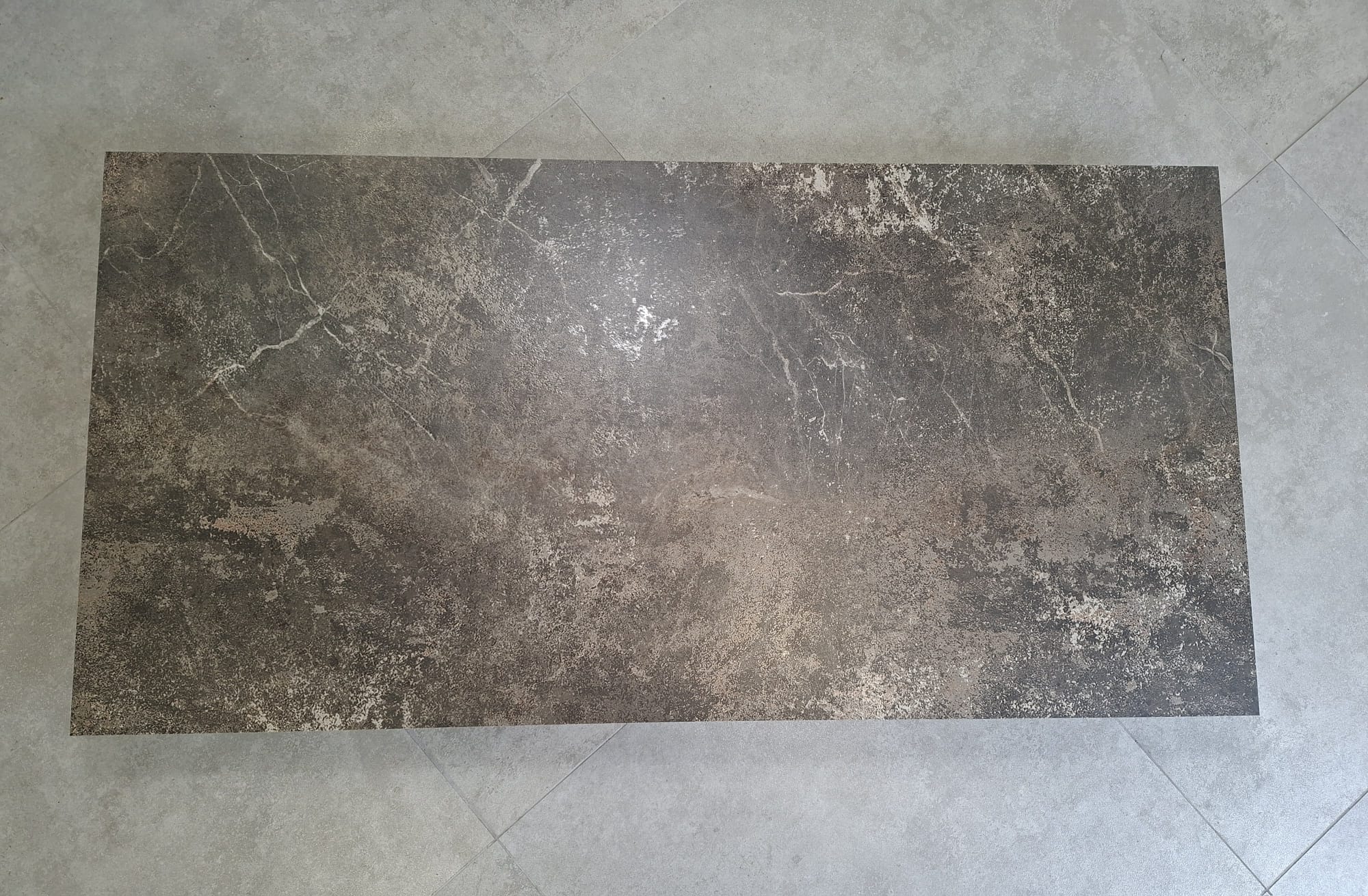 WhatsApp-Image-2026-10-19-at-13.48.451 Argentum Breccia – odbicie światła i jasne linie na ciemnej powierzchni