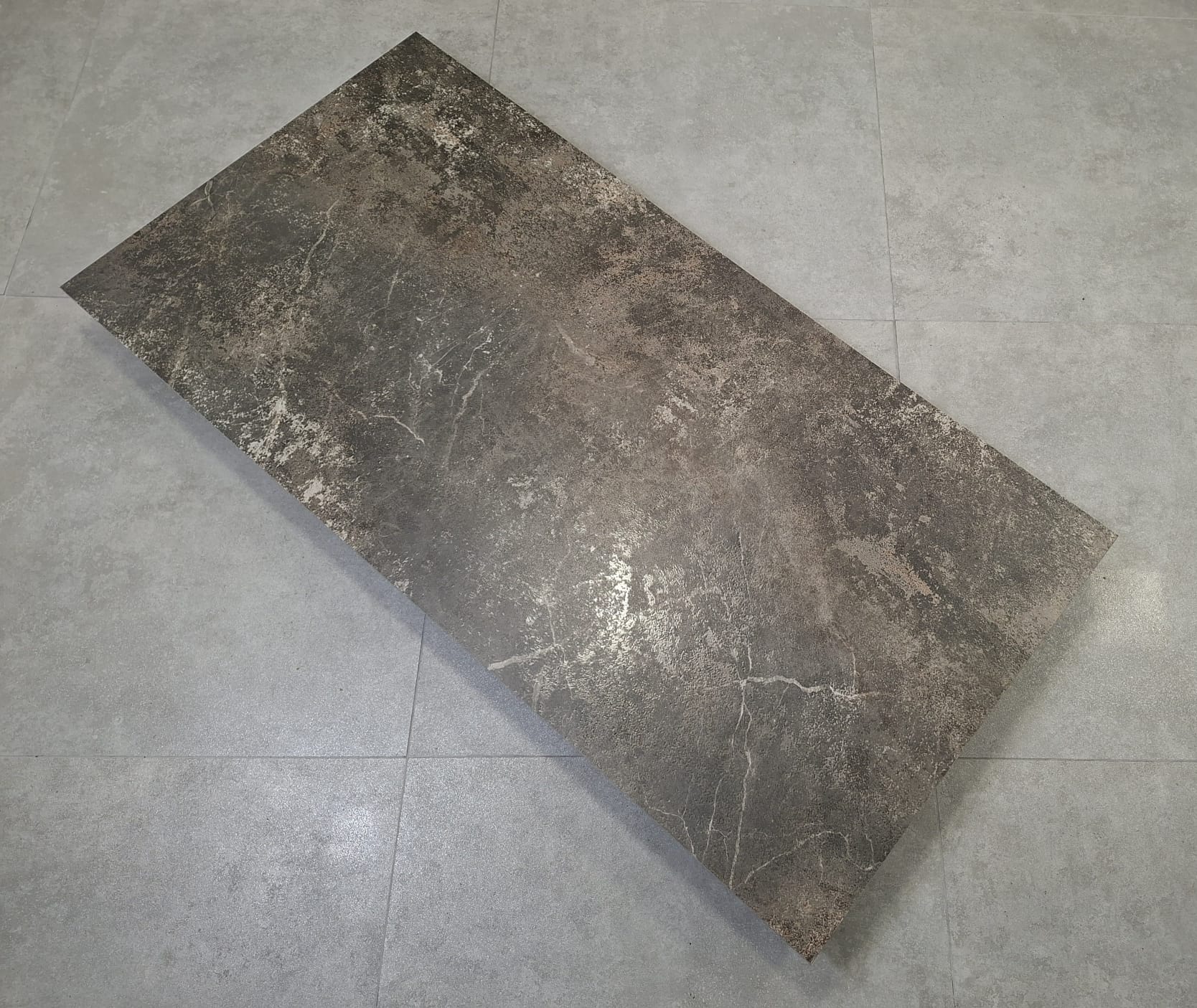 WhatsApp-Image-2026-10-19-at-13.48.452 (1) Argentum Breccia – brązowy kamienny wzór w ujęciu ukośnym