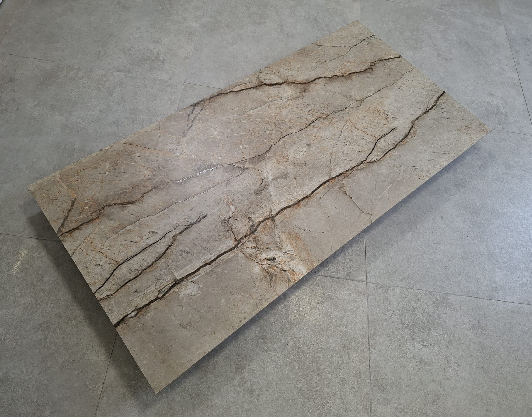 WhatsApp-Image-2026-10-21-at-15.07.287 Croma Natural – prostokątna płytka carving pod kątem z lewej strony